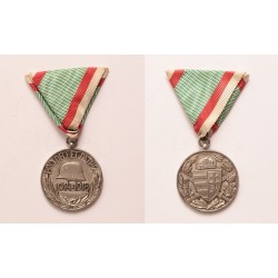 Magyar Háborús Emlékérem kardokkal és sisakkal