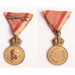 FJ Bronz Signum Laudis hadiszalagon kardokkal