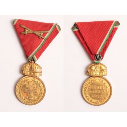 Horthy bronz Signum Laudis hadiszalagon kardokkal
