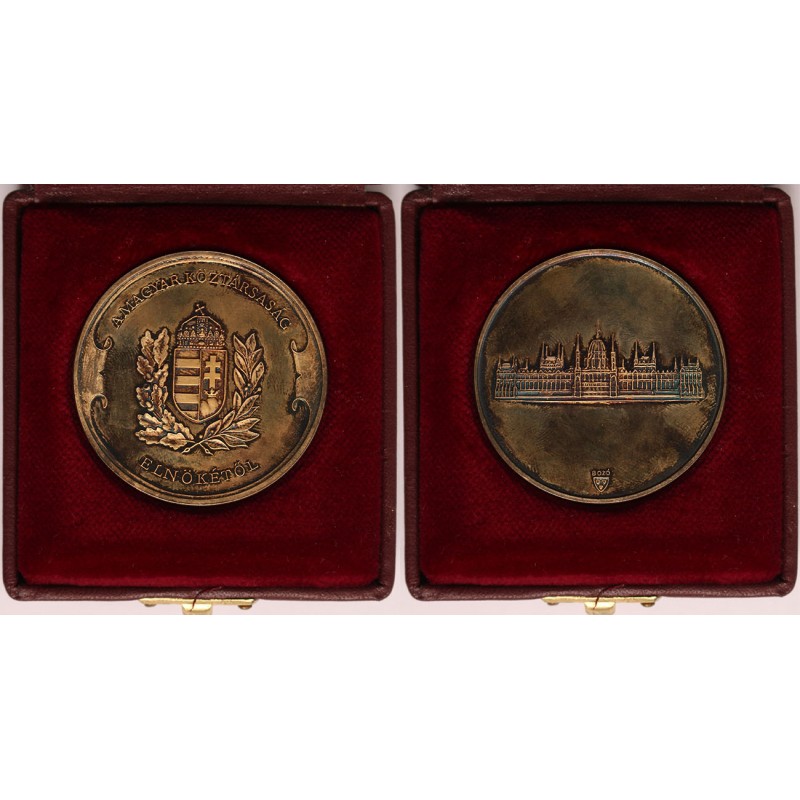 Magyar Köztársaság Elnökétől ezüst emlékérem