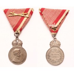 Károly ezüst Signum Laudis hadiszalagon kardokkal