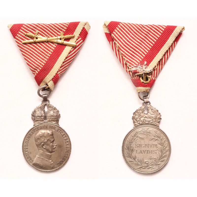 Károly ezüst Signum Laudis hadiszalagon kardokkal