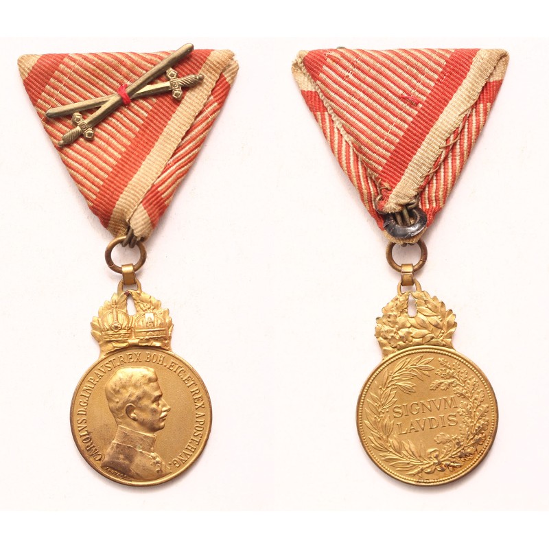 Károly bronz Signum Laudis hadiszalagon kardokkal