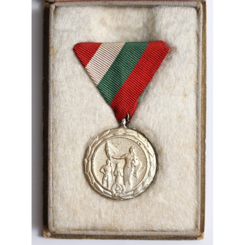 Rákosi anyasági érdemérem III.fokozata Kádár dobozban