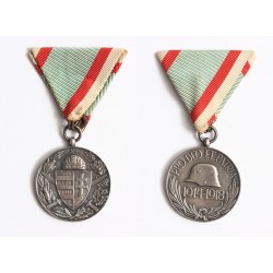 Magyar Háborús emlékérem kardokkal és sisakkal