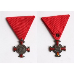 FJ ezüst érdemkereszt vörös szalagon