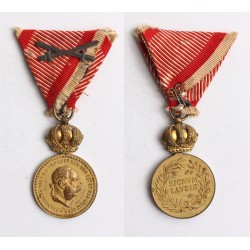 FJ Bronz Signum Laudis hadiszalagon kardokkal