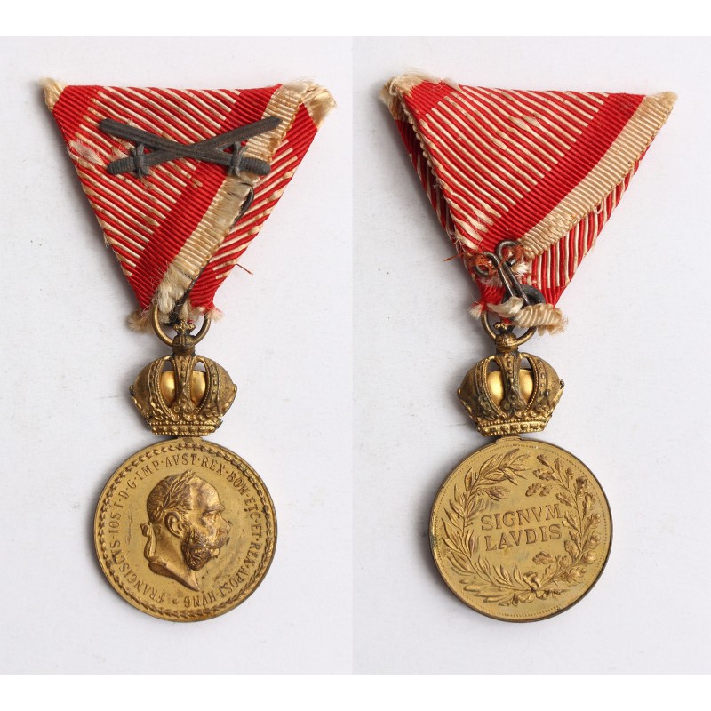 FJ Bronz Signum Laudis hadiszalagon kardokkal