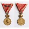 FJ Bronz Signum Laudis hadiszalagon kardokkal
