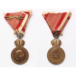 Ferenc József Bronz Signum Laudis hadiszalagon kardokkal