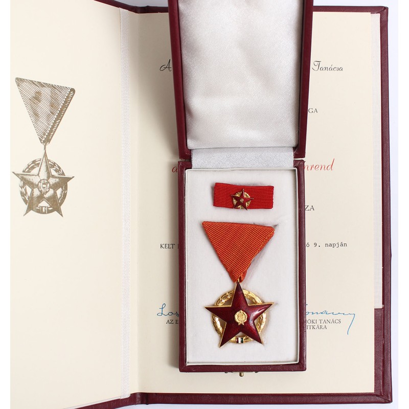 Vörös Csillag Érdemrend dobozában adományozóval 1979