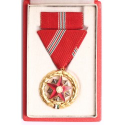 Kíváló szolgálatért érdemérem 1957 dobozában